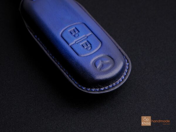 Bao da chìa khóa Mazda được may tỉ mỉ với từng đường kim mũi chỉ.