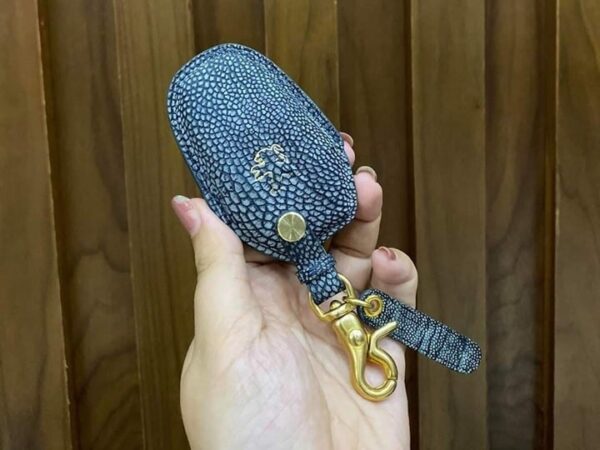 Mặt sau bao da chìa khóa Peugeot da đà điểu