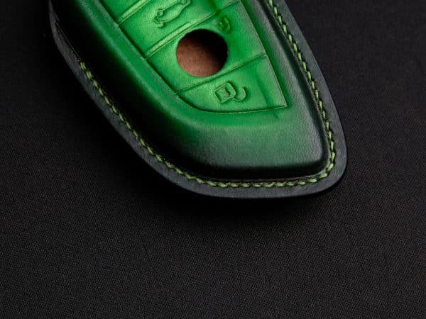Bao da chìa khóa BMW Series có đường chỉ khâu tỉ mỉ thể hiện độ hoàn thiện cao và khéo léo của người thợ.