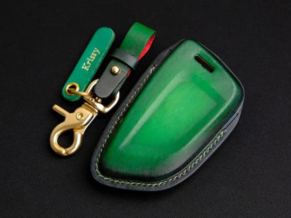 Bao da chìa khóa BMW Series mặt sau được cắt tinh gọn và chi tiết hoàn thiện tỉ mỉ.