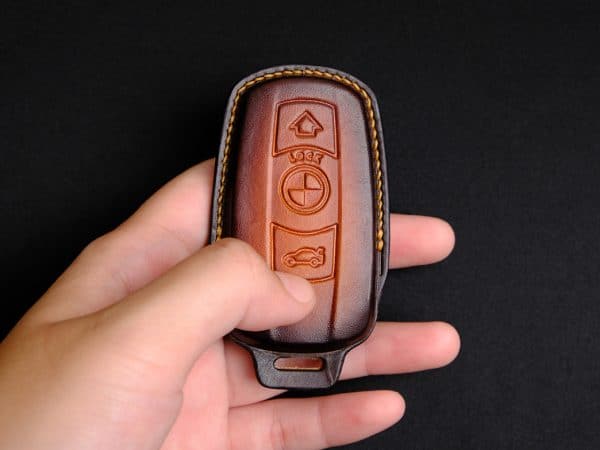 Bao da chìa khóa BMW Z4 với đường chỉ khâu tinh xảo, bền đẹp và sang trọng.