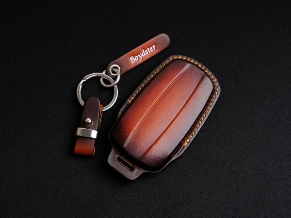 Mặt sau bao da chìa khóa BMW Z4 màu nâu, khâu tay thủ công.