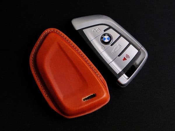 Bao da chìa khóa BMW i-Series màu cam và chìa khóa gốc