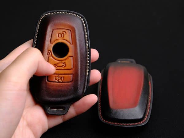 Bao da chìa khóa BMW XM được làm từ da thật Veg- tanned cao cấp.