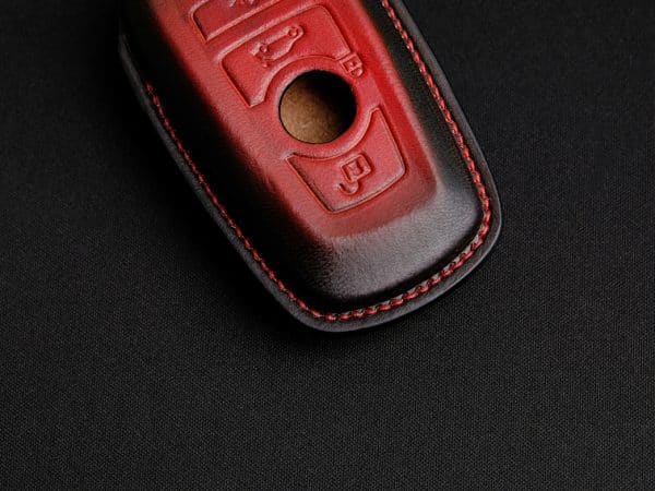 Bao da chìa khóa BMW XM có đường chỉ khâu đều đặn chắc chắn, và tinh xảo.