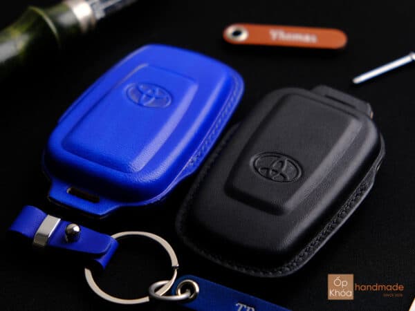 Mặt sau bao da chìa khóa Toyota Corolla Cross
