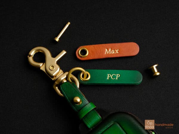 Thẻ Tag cùng tông màu Patina với ốp khóa