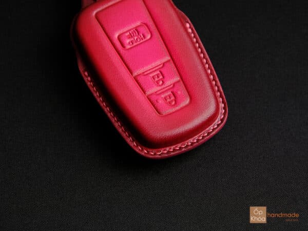 Đường chỉ may khéo léo của bao da chìa khóa Toyota Cross