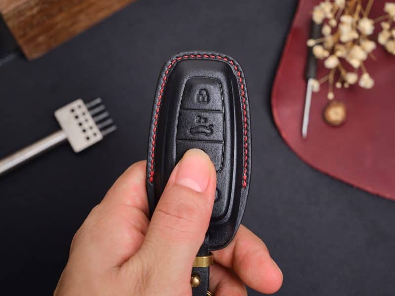 Trên tay bao da chìa khóa Audi e-tron da đen chỉ đỏ