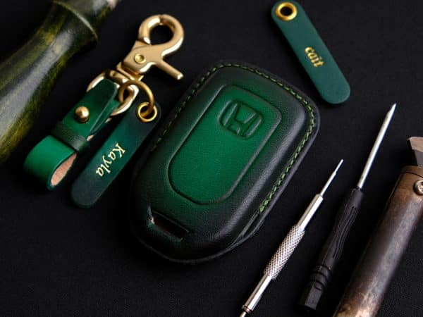 Mặt sau bao da chìa khóa Honda Civic thủ công, kèm tag khắc tên và móc khóa