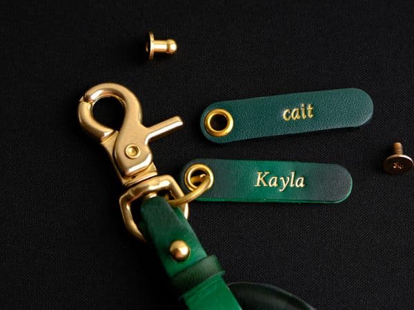 Tag da khắc tên đi kèm bao da chìa khóa, có thể thay đổi linh hoạt