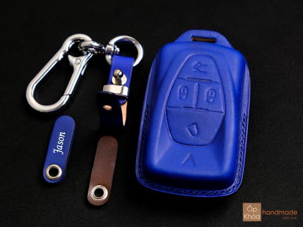 Bao da chìa khóa VinFast VF e34 kèm thẻ tag khắc tên miễn phí, có 4 tùy chọn phần cứng khi đặt hàng.