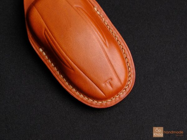 Bao da chìa khóa Tesla Model X được may tỉ mỉ từng đường kim mũi chỉ