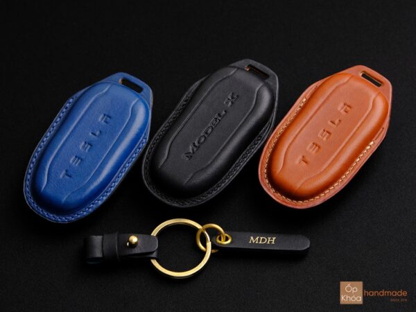 Phụ kiện đi kèm bao gồm 01 móc khóa và 01 tags tên theo yêu cầu