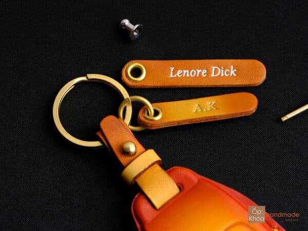 Thẻ tag và móc khóa đi kèm khi mua ốp chìa khóa Mercedes GLC