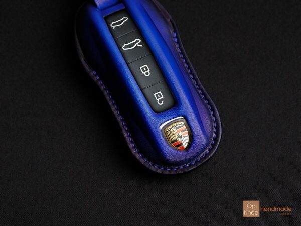 Bao da chìa khóa Taycan được đánh lên màu Patina