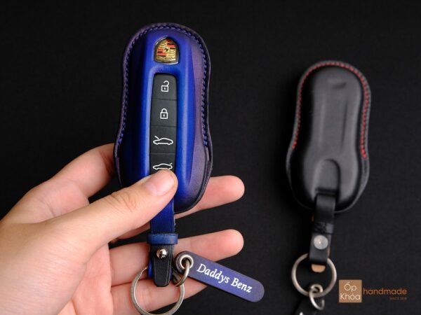Trên tay mẫu bao da chìa khóa Porsche Taycan màu Patina