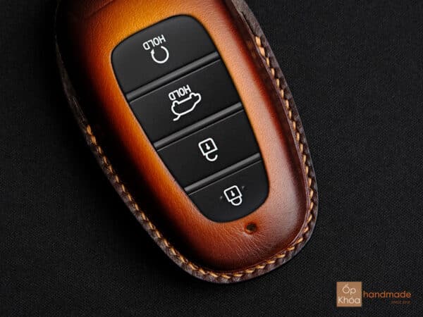 Chi tiết bao da chìa khóa Tucson hở nút bấm
