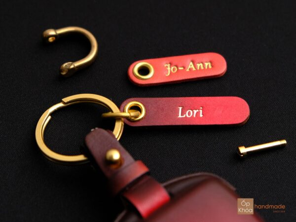 Thẻ Tags cá nhân hóa trên bao da chìa khóa Mazda trông như thế nào?