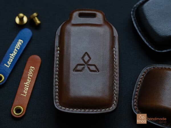 Đường chỉ may đều đặn của bao da chìa khóa Mitsubishi Xpander