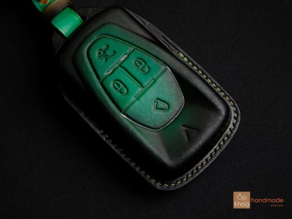 Đường chỉ may tinh tế, cao cấp của bao da chìa khoá Vinfast