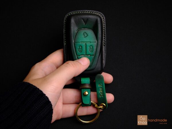 Trên tay bao da chìa khoá Vinfast VF 8 màu xanh.