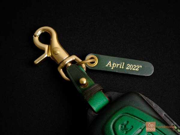 Móc khóa và Tag thẻ tên được khắc miễn phí theo yêu cầu của khách hàng Vinfast VF7