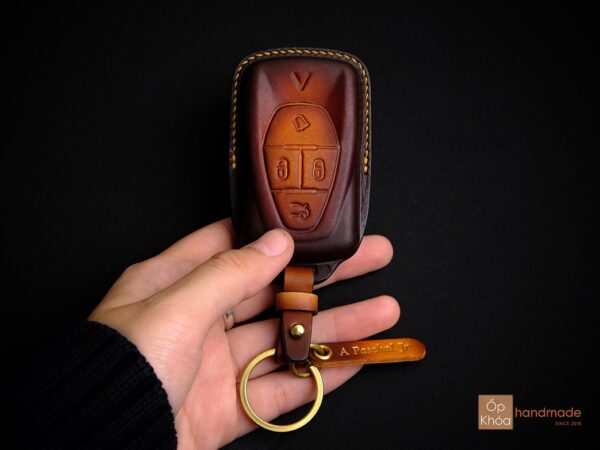 Trên tay bao da chìa khoá Vinfast E34 màu Patina