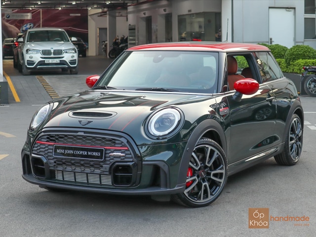 Mini Countryman JCW màu đỏ đang được chào bán tại showroom ở HN