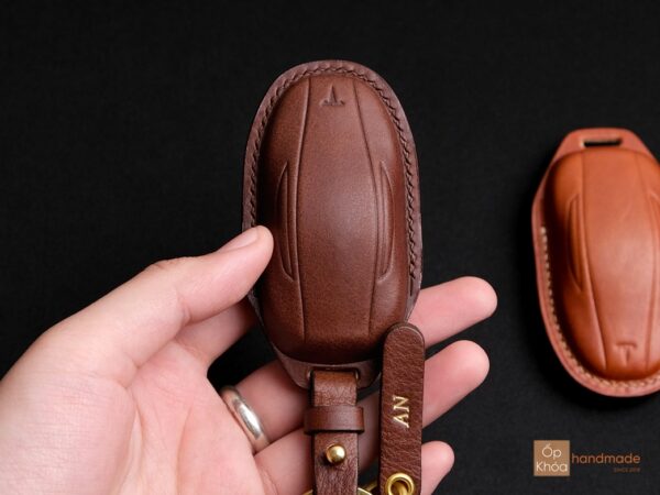 Trên tay mẫu Ốp da chìa khóa Model S trong bộ sưu tập Tesla