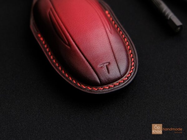 Bao da chìa khóa Tesla với đường chỉ may đều đặn.