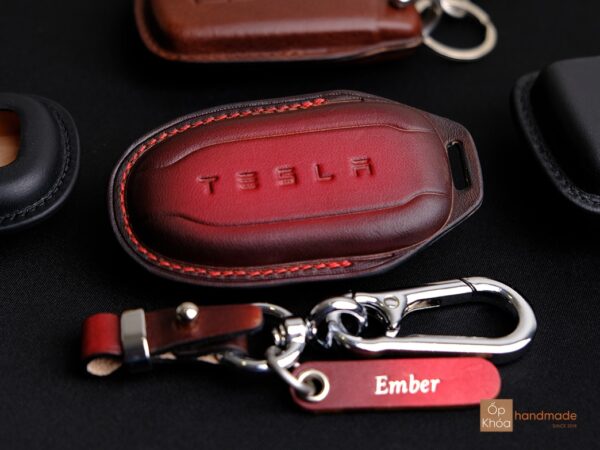 Mặt dưới của bao da chìa khóa Tesla.
