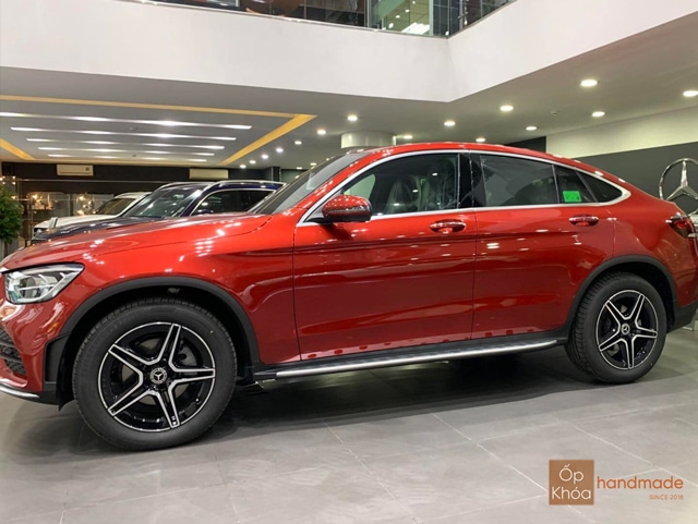 GLC 300 Coupe màu đỏ