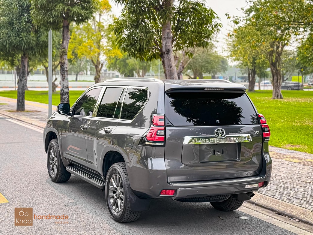 Toyota Prado - ông vua địa hình với động cơ mạnh mẽ.