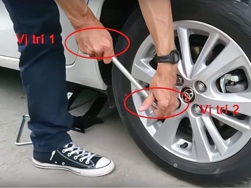 Hướng dẫn tự thay lốp dự phòng Toyota Vios khi gặp sự cố