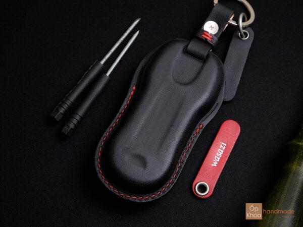 Mặt sau của bao da chìa khóa Porsche Taycan