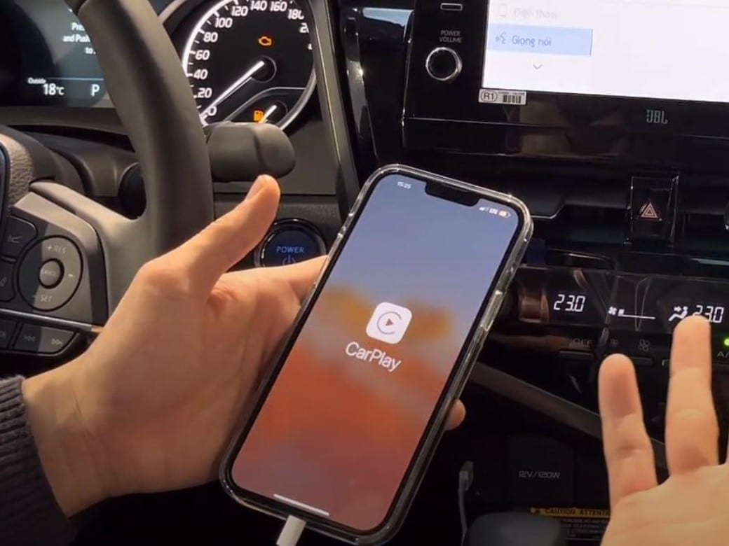 Kết nối Iphone và màn hình trung tâm trên Toyota Camry bằng dây USB Kết nối Iphone và màn hình trung tâm trên Toyota Camry bằng dây USB