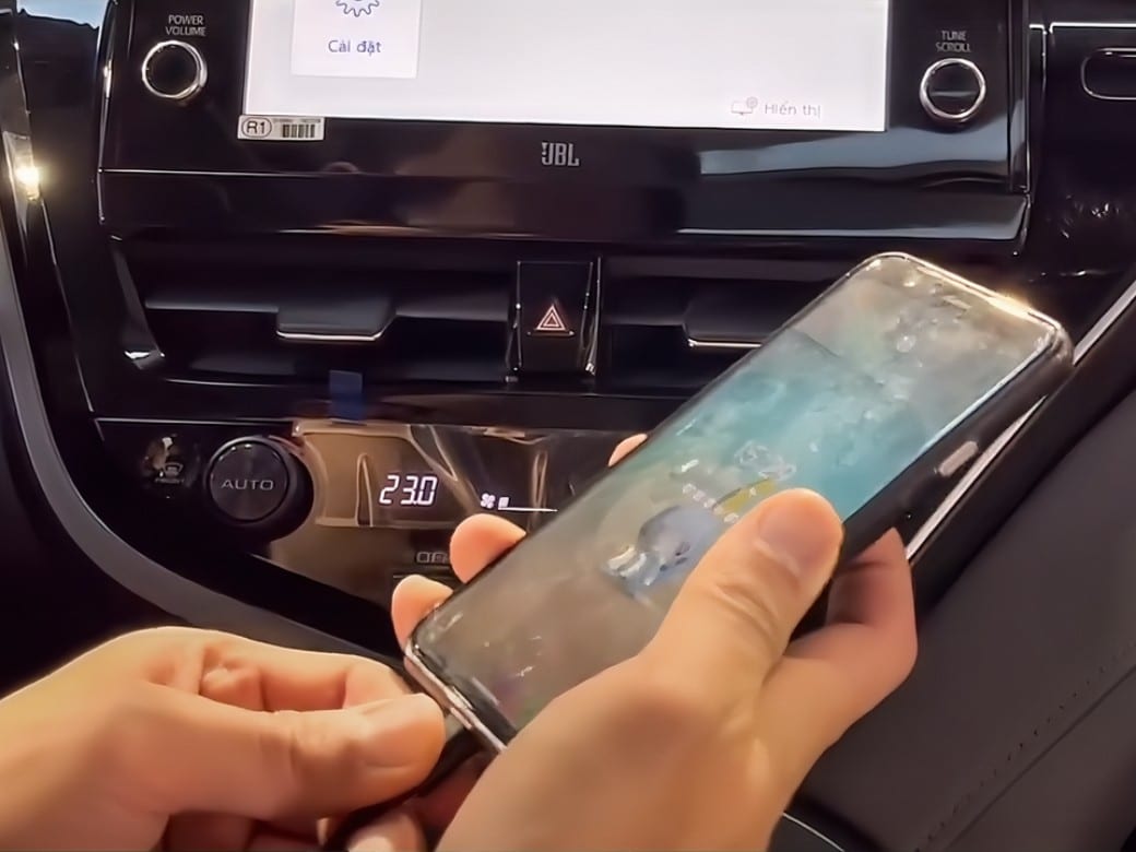 Kết nối điện thoại Android và màn hình trung tâm trên Toyota Camry bằng dây USB Kết nối điện thoại Android và màn hình trung tâm trên Toyota Camry bằng dây USB