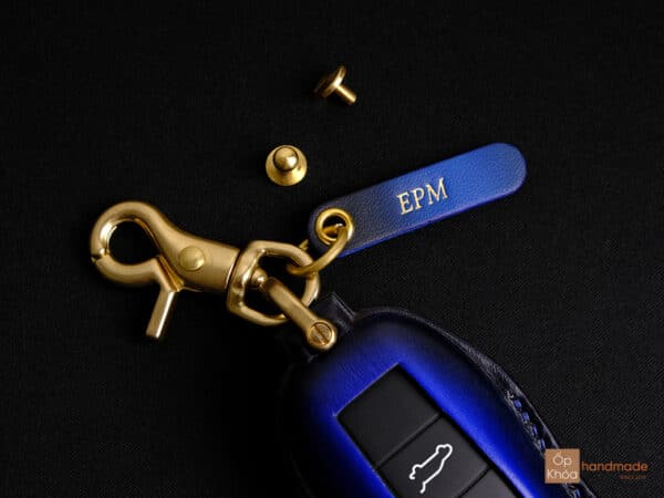 Thẻ tag tên và móc khóa khi mua bao da chìa khóa Porsche Cayenne