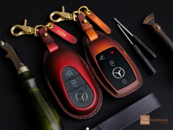Bao da chìa khóa Mercedes-Benz C-Class được làm từ da Vegtan