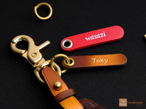 Phụ kiện thẻ tag và móc khóa đi kèm khi mua bao da chìa khóa Mercedes-Benz C-Class