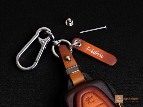 Thẻ tag và móc khóa đi kèm khi mua bao da chìa khóa Vinfast