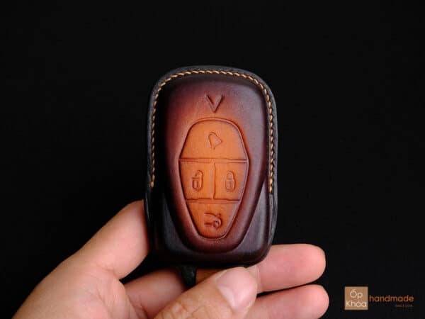 Trên tay bao da chìa khóa Vinfast VF 8 sau khi lên màu Patina