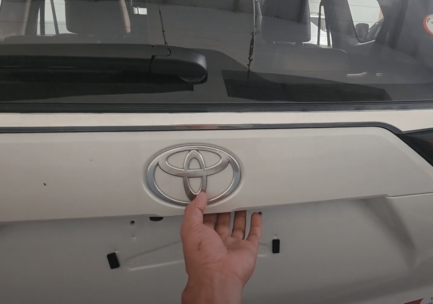 Vị trí mở nằm dưới biểu tượng Toyota Vị trí mở nằm dưới biểu tượng Toyota