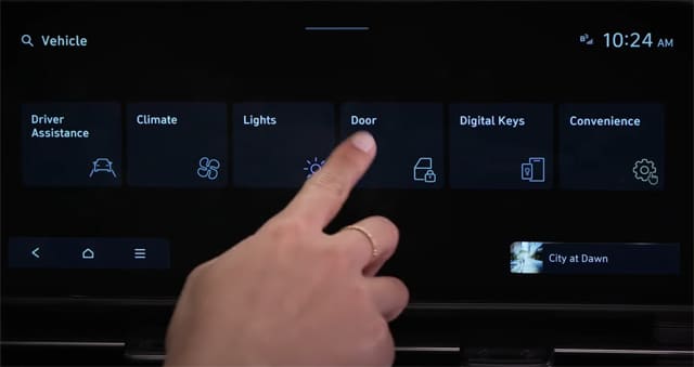 Chọn mục Door trên màn hình trung tâm xe Hyundai để thiết lập điều khiển cửa kính Chọn mục Door trên màn hình trung tâm xe Hyundai để thiết lập điều khiển cửa kính