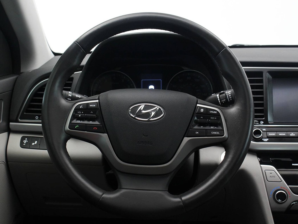 Đèn báo hệ thống Cruise Control và đèn SET trên bảng điều khiển xe Hyundai khi duy trì tốc độ tự động. Đèn báo hệ thống Cruise Control và đèn SET trên bảng điều khiển xe Hyundai khi duy trì tốc độ tự động.