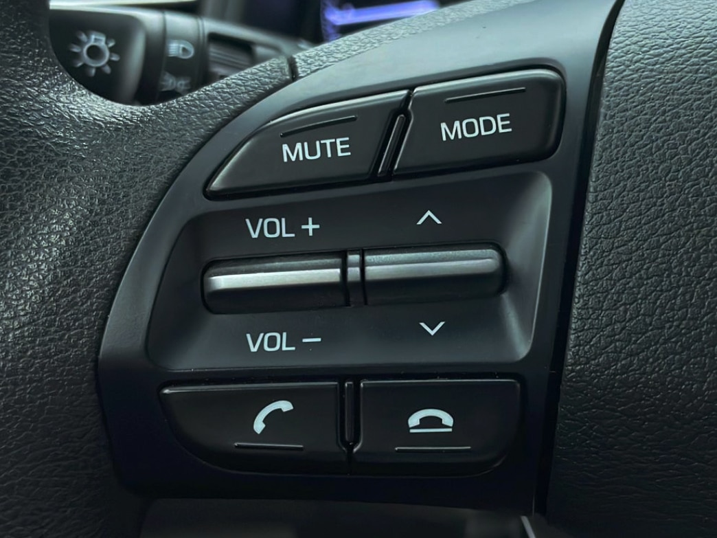 Cách điều khiển âm thanh bằng vô lăng Hyundai: tăng giảm âm lượng với nút Vol+ và Vol- Cách điều khiển âm thanh bằng vô lăng Hyundai: tăng giảm âm lượng với nút Vol+ và Vol-