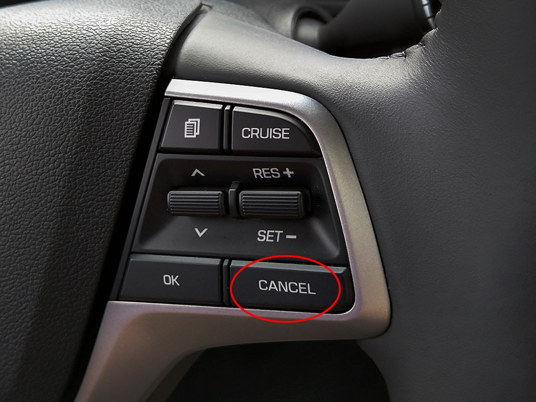 Hướng dẫn tạm dừng và tắt Cruise Control trên xe Hyundai bằng cách phanh nhẹ hoặc nhấn nút CANCEL Hướng dẫn tạm dừng và tắt Cruise Control trên xe Hyundai bằng cách phanh nhẹ hoặc nhấn nút CANCEL