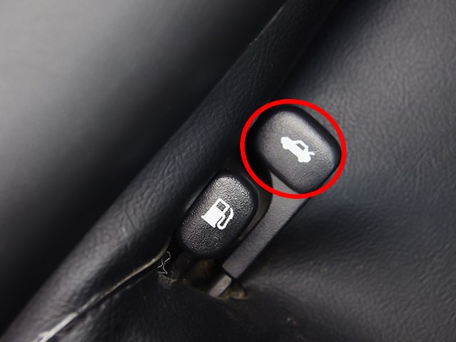 Cách mở cốp sau xe Hyundai Accent bằng nút