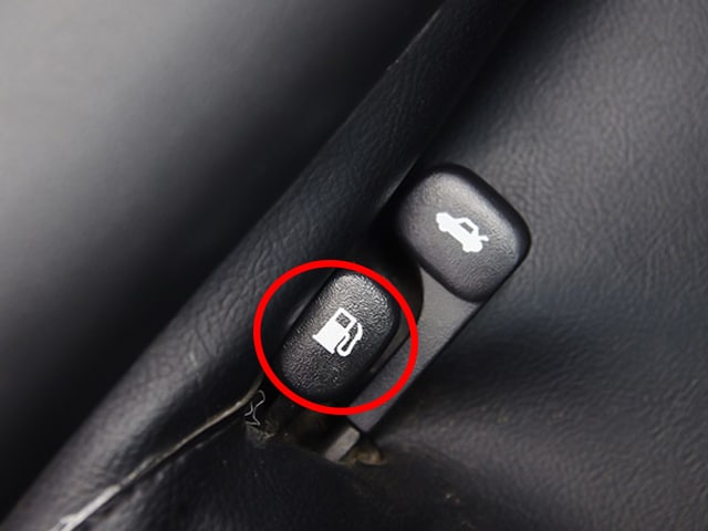 Hướng dẫn mở nắp bình xăng Hyundai Accent đúng cách